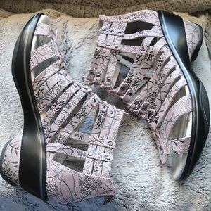 Jambu Size 9 Sugar/Rose Floral and black , lace-up, back zip booties